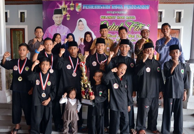 Ayat Cahyadi Apresiasi Pencak Silat Kumango Juara Umum II Kejuaraan di Padang
