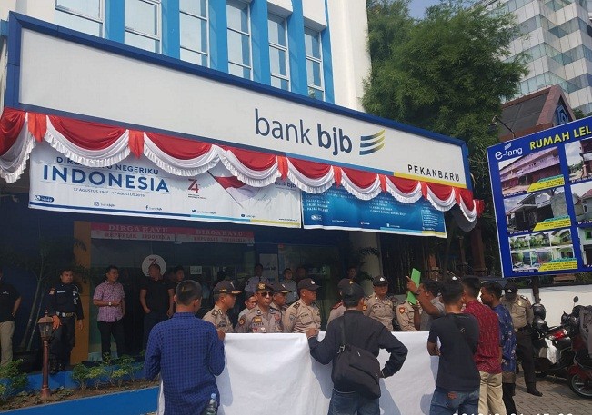 Dugaan Pengalihan Agunan Kredit, Massa Demo Bank BJB Pekanbaru