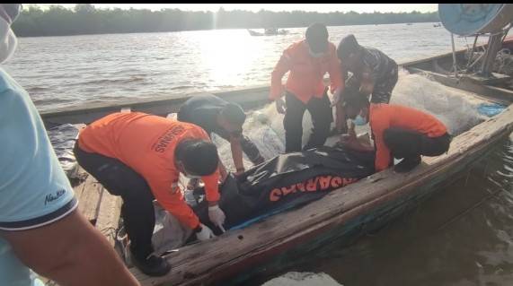 Nelayan Rohil Temukan Mayat Mengapung saat Menjaring Ikan di Perbatasan Indonesia-Malaysia
