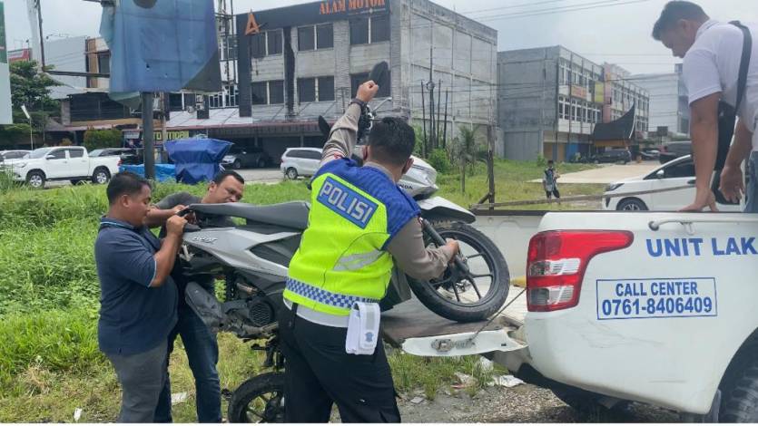 Lagi Berhenti karena Lampu Merah, Truk Tabrak Motor di Simpang Arifin Achmad Pekanbaru