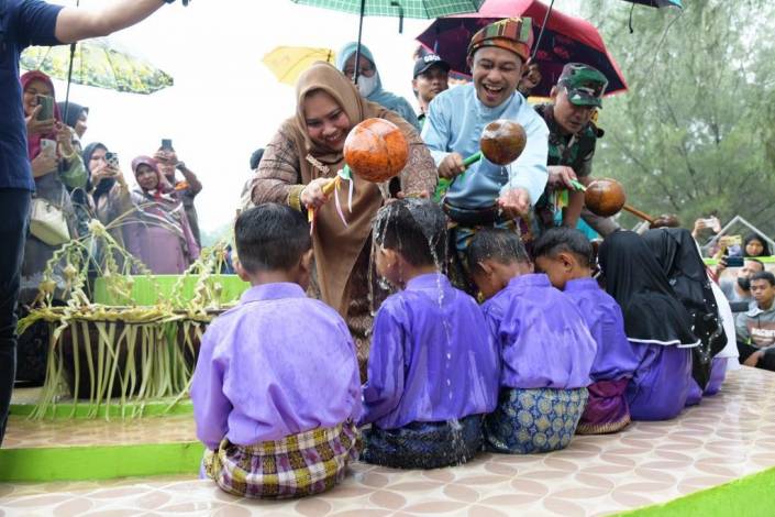 Selain Lestarikan Budaya, Ritual Mandi Safar Upaya Pemkab Promosikan Wisata Pulau Rupat