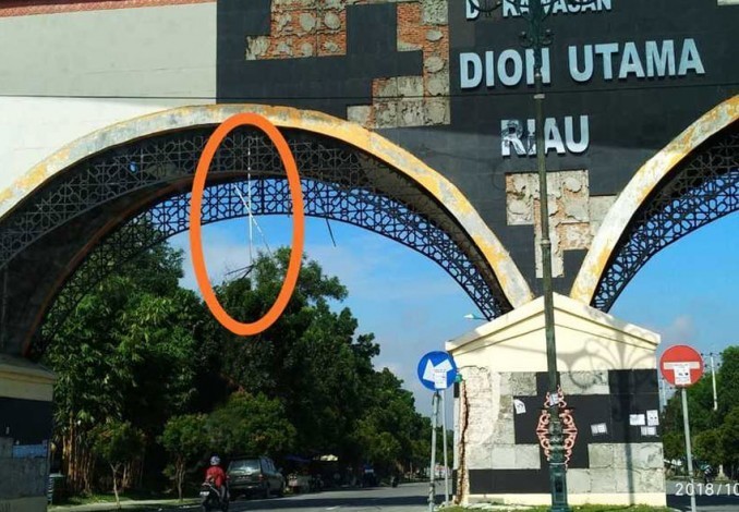 PUPR Perbaiki Besi yang Bergelantungan di Gapura Stadion Utama Riau