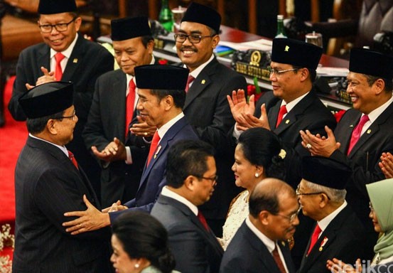 Analisis Gestur: Prabowo Legowo di Pelantikan Jokowi, Sandi Tampak Kecewa