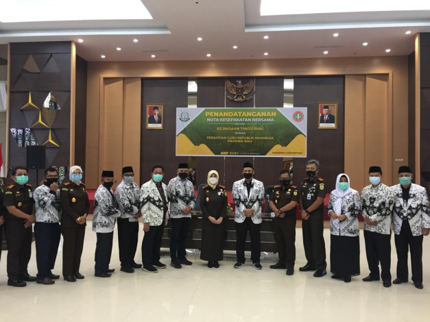 Kejati dan PGRI Riau Tekan MoU, Amankan Pengelolaan Dana BOS di Sekolah