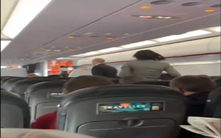 Penumpang Dipaksa Turun dari Pesawat karena Tolak Pakai Masker dan Sengaja Batuk di Depan Kru