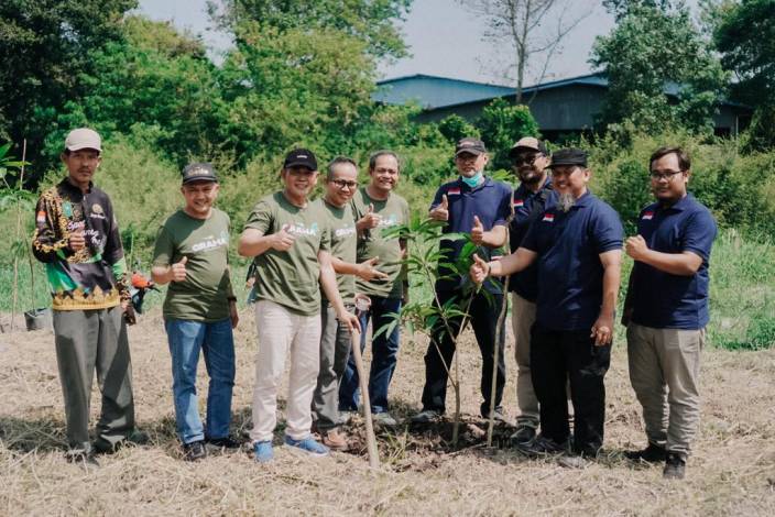 Pegadaian dan Kagama Pekanbaru Tanam 1.000 Bibit Pohon di Pinggir Sungai Sail