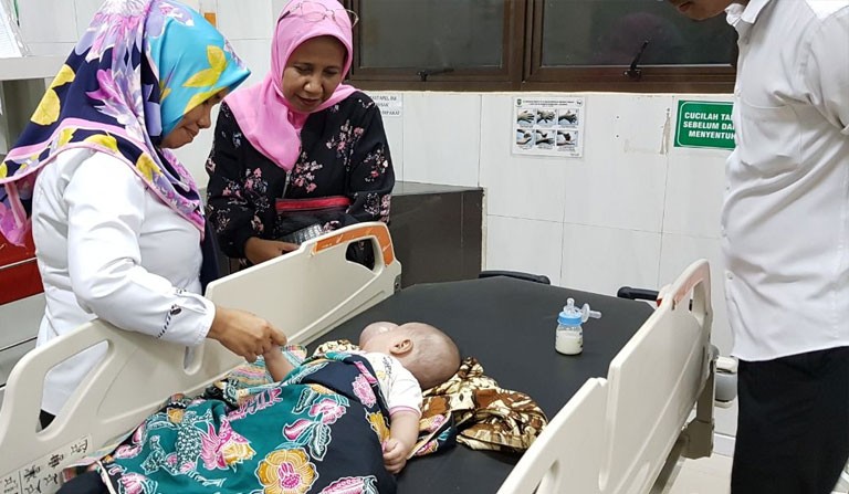 Gubernur Riau Andi Rachman Langsung Perintahkan Agar Bayi Penderita Tumor di Wajah Dirawat di RSUD Arifin Achmad