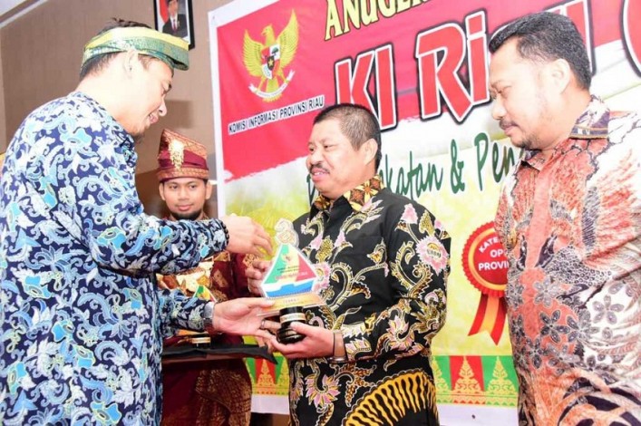 Bupati Amril Mukminin Terima Penghargaan Peringkat I KI Riau Award 2018