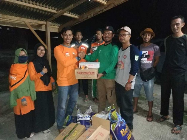 RZ Salurkan Sembako dan 200 Kaleng Kornet untuk Desa Terdampak Banjir Pelalawan