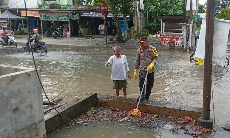 Banjir di Jalan Bukit Barisan Pekanbaru, Polisi dan Warga Kompak Bersihkan Parit
