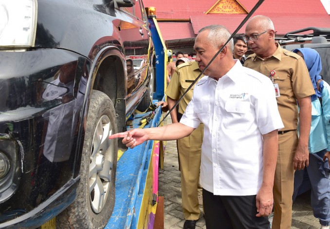 Gubernur Riau Andi Rachman Serahkan Bantuan Mobil Praktik untuk SMK se-Riau