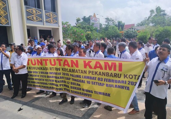 Tagih Insentif, Usai Unjuk Rasa di Kantor Walikota RT/RW Lanjut Demo ke DPRD Pekanbaru