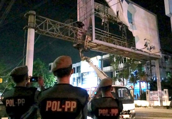 Pemotongan Bando di Jalan Riau akan Dilanjutkan Nanti Malam