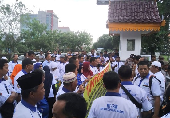 Honor Tak Dibayar, RT/RW Demo ke Kantor Walikota Pekanbaru