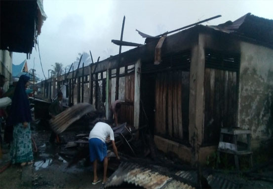 Kebakaran Pasar Kuok; 15 KK yang Kebanyakan Keluarga Miskin Kehilangan Tempat Tinggal