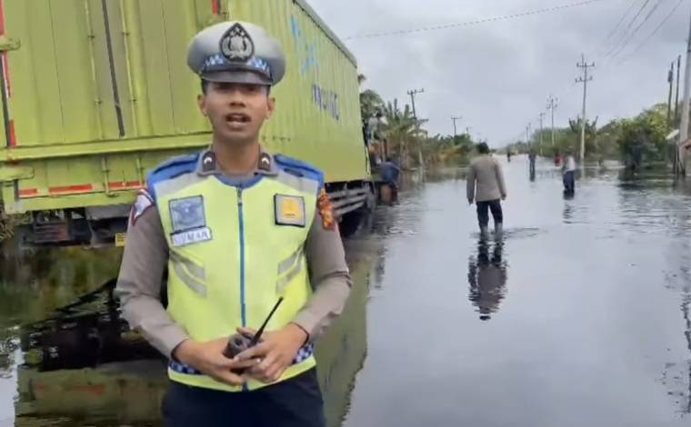 Jalan Lintas Timur di Pelalawan Masih Tergenang Banjir, Belum Aman bagi Kendaraan Kecil