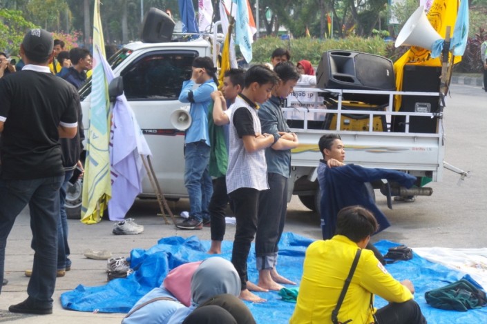 Tak Bisa Masuk Gedung DPRD Riau, Mahasiwa Shalat di Jalan Sudirman