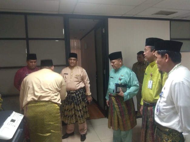 Perdana Masuk Kantor, Wagub Riau Sidak Sekretariat dan Tegur ASN tak Berpakaian Melayu