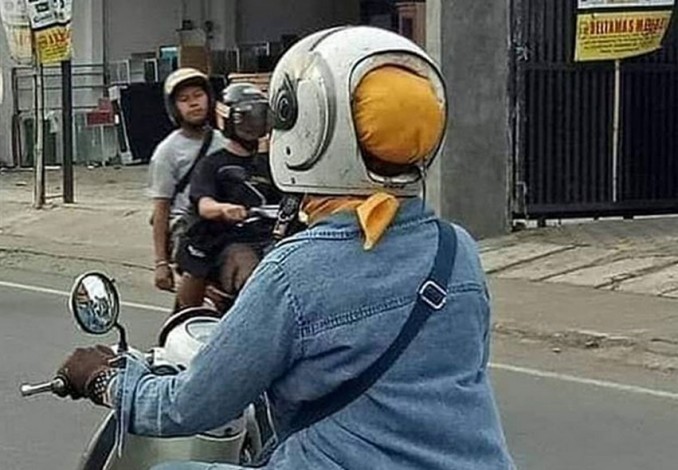 Emak-emak Modifikasi Helm, Bikin Geger Warganet