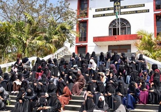 Tolak Lepas Hijab di Kelas, 58 Mahasiswi Karnataka India Diskors