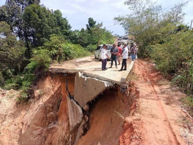 Jalan Longsor di Rohul, PUPR Riau Bangun Jembatan Sementara