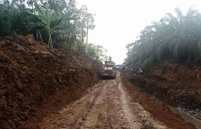 PUPR Riau Turunkan 4 Unit Alat Berat Perbaiki Jalan Rusak di Batang Cenaku Inhu