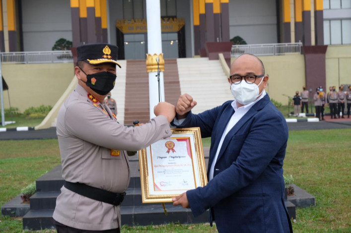 Berhasil Berantas Narkoba, Kapolda Riau Terima Penghargaan dari CAKAPLAH.com