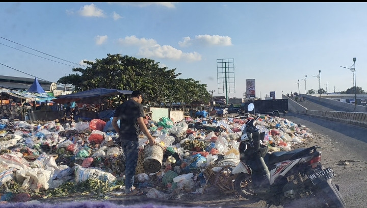 Pengamat Sebut Pemko Pekanbaru Terpaksa Kembali Memakai Jasa PT Samhana dan Godang Tua untuk Angkut Sampah