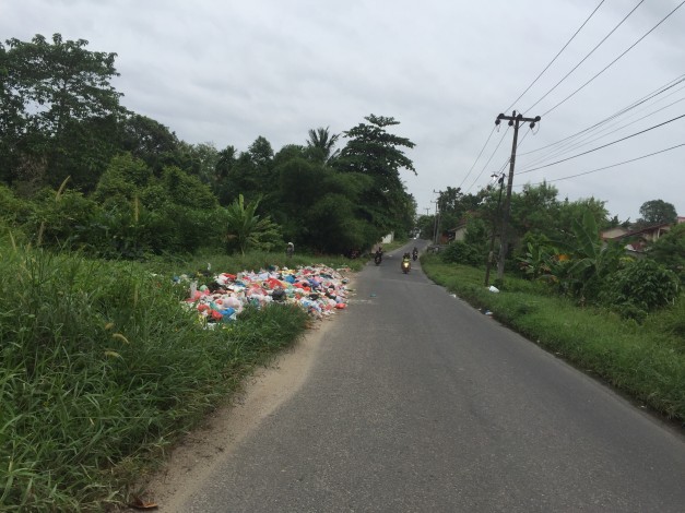 Sampah Busuk Menumpuk di Jalan Indra Puri