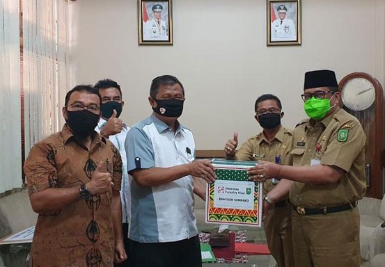 PT Arara Abadi Serahkan 200 Paket Sembako untuk Masyarakat Terdampak Covid-19 ke Pemprov Riau