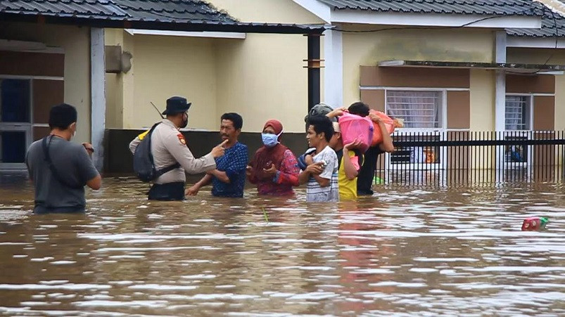 Dirikan Posko Pengungsian, TNI/Polri Bantu Evakuasi Barang Warga Terdampak Banjir