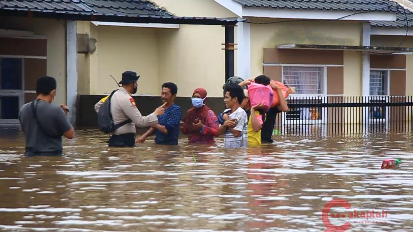Korban Banjir Pekanbaru Mengeluh Baru Dapat Bantuan 1 Perahu Karet