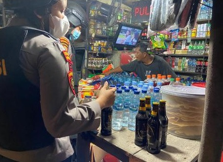Patroli Bulan Ramadan, Polisi Sita Minuman Keras di Warung Remang-remang