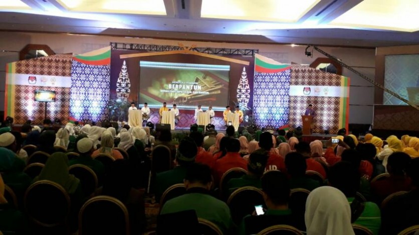 Semua Paslon Gubernur Kompak Kenakan Pakaian Melayu di Debat Kandidat Kedua 