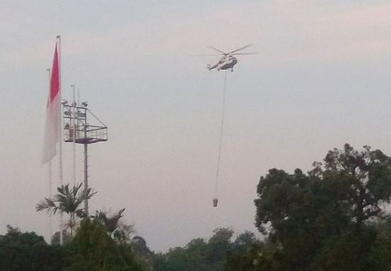 Terpantau 18 Hotspot, BPBD Riau Turunkan 2 Helikopter Water Bombing Padamkan Karhutla di Rohil