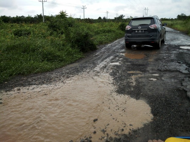 Jalan Menuju Tanjung Buton Rusak Parah, Pemerintah Pusat Diminta Peduli