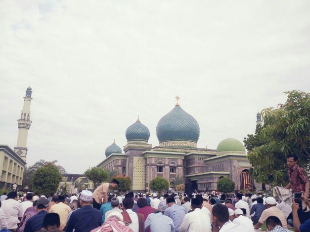 Wagub Riau dan  Ribuan Masyarakat Sholat Idul Adha di Masjid Annur