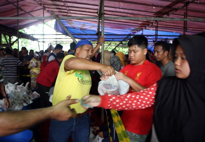 IMRA Riau Kompleks RAPP Bagi-bagi 6.000 Kantong Daging Kurban
