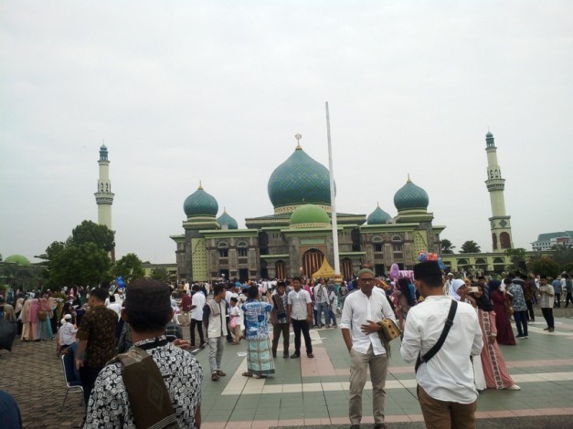 Usai Sholat Id, Masyarakat Selfie di Masjid Annur