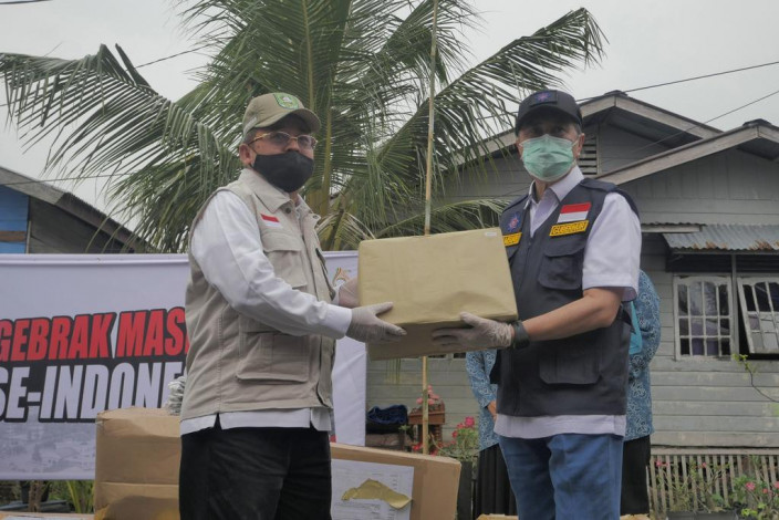 Gubernur Riau Syamsuar Bersama Srikandi PKK Bagikan 10 Ribu Masker Kain di Bengkalis