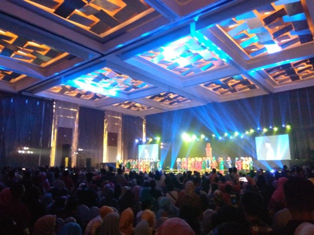 Ribuan Pasang Mata Saksikan Malam Grand Final Bujang Dara Riau 2017