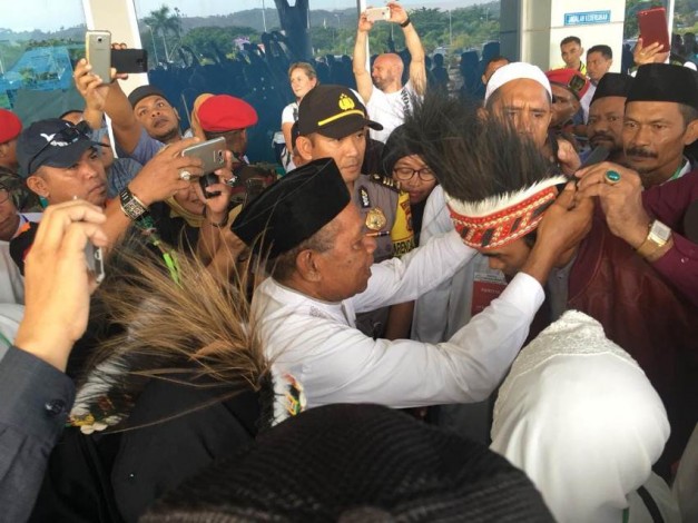 Tiba di Tanah Papua, Ustaz Abdul Somad Dipasangkan Topi Cendrawasih