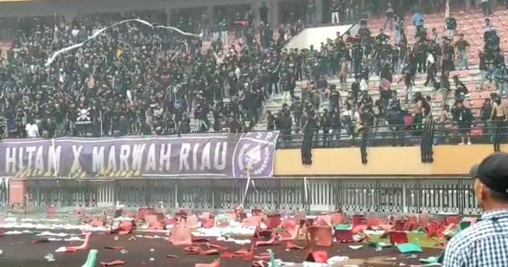 Suporter PSPS Kecewa, Kursi di Stadion Utama Riau Beterbangan