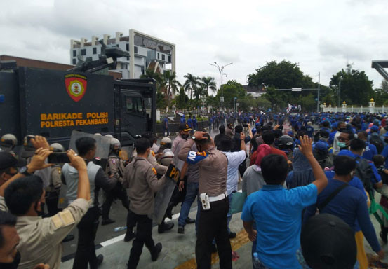 Tak Kunjung Ditemui Gubri, Demo Buruh PT Padasa Enam Utama Ricuh
