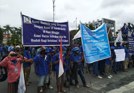 Haknya tak Dipenuhi PT Padasa Enam Utama, Buruh Demo ke Kantor Gubernur Riau