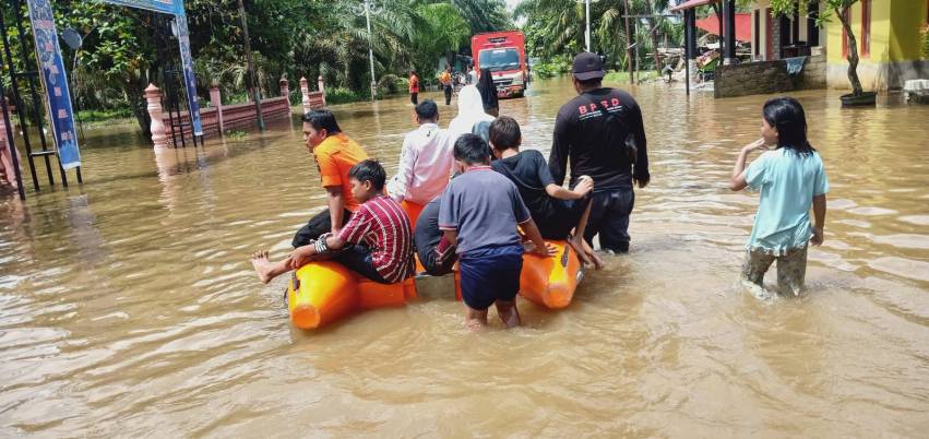 Wilayah Rohul Direndam Banjir, BPBD Riau Siap Kirim Logistik dan Personel