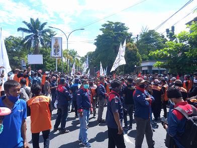 Ratusan Buruh se-Riau Serbu Kantor BPS Pekanbaru, Minta UMK Dinaikkan