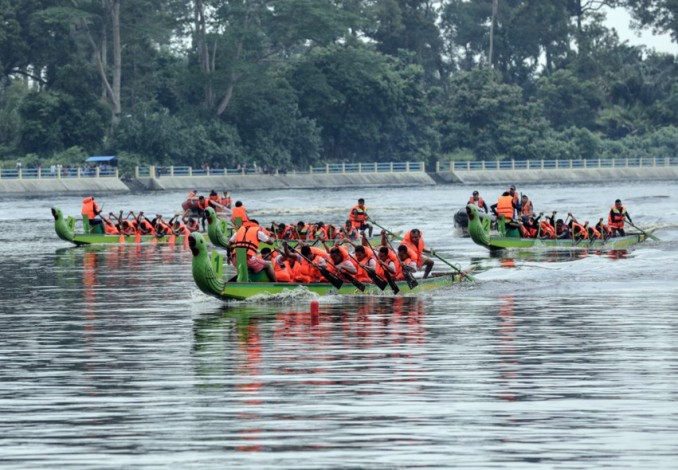 Tim Indonesia Kalahkan Tim Malaysia Pada Kejuaraan Siak Internasional Serindit Boat Race 2017