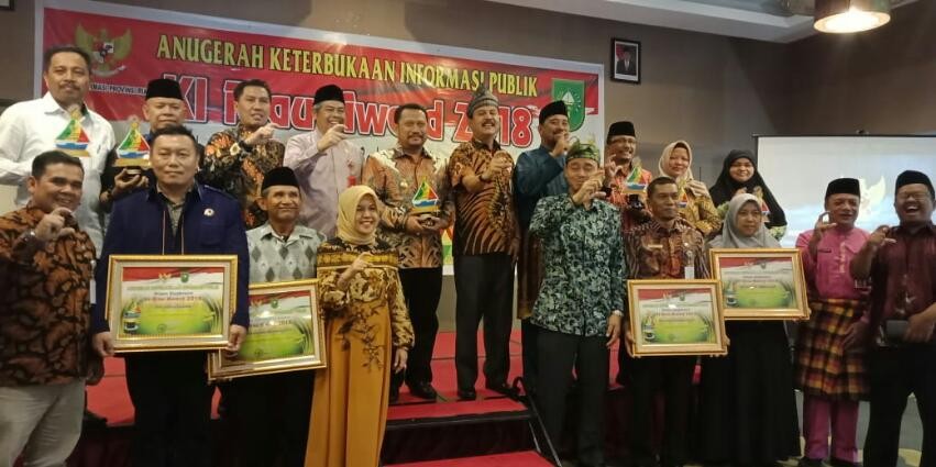 Punya Komitmen terhadap Keterbukaan Informasi, KI Riau Berikan Penghargaan Khusus untuk Syamsuar