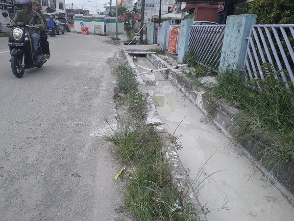 Parit Penuh Lumpur Diduga Akibat Galian IPAL Juga Ditemukan di Jalan KH Ahmad Dahlan